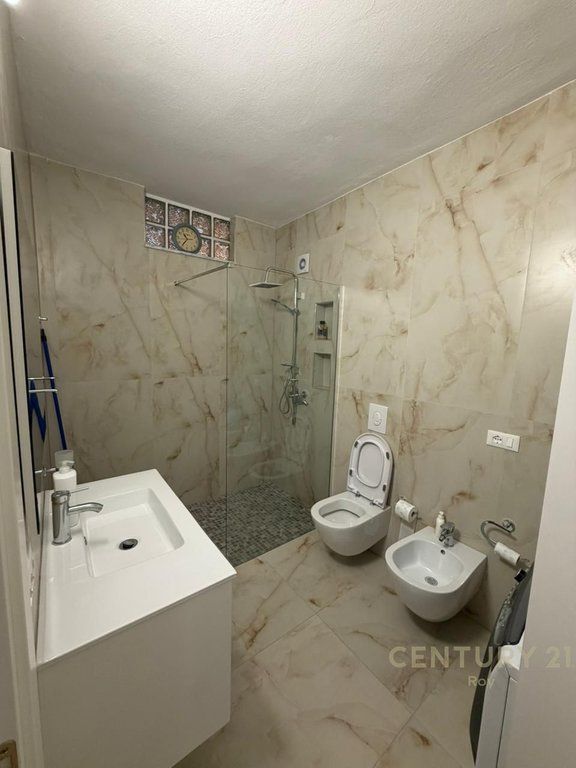 JEPET APARTAMENT 3+1+2 ME QERA NE VOLLGA , DURRES !