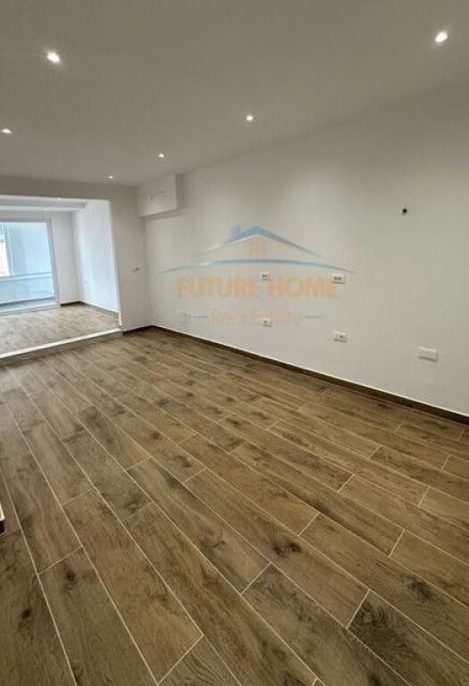 Qera, Ambient biznesi per zyra, Stacioni i Trenit, Tirane.