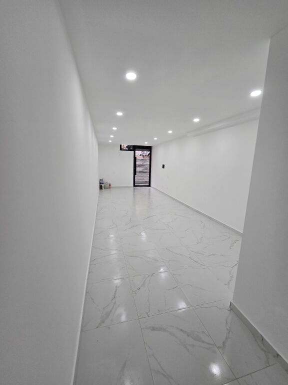 Okazion,dyqan te ish nisheraku,48 m2,95 mije euro