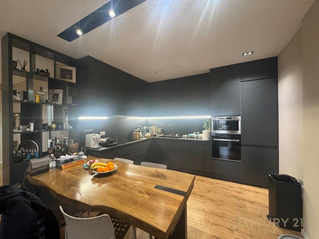 Shitet apartament 2+1+2 në fillim të Kodrës së Diellit,