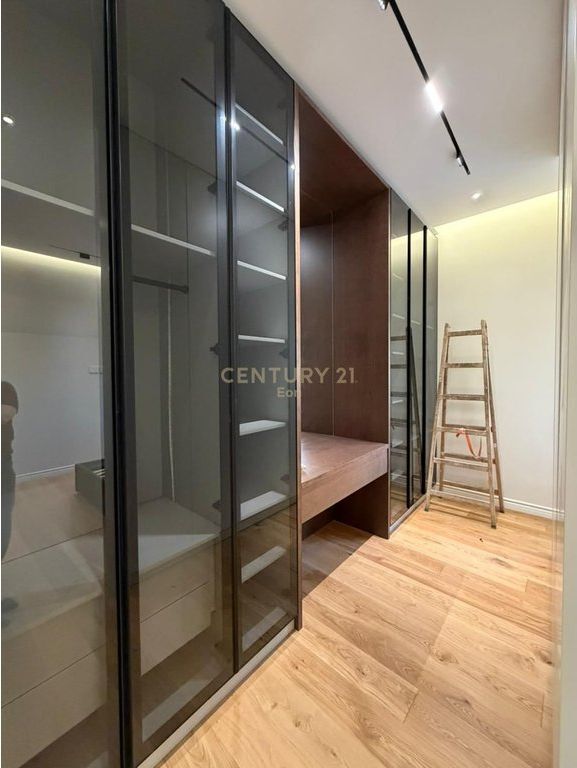 SHITET APARTAMENT 2+1 | 128m² + 148m² VERANDE | NE QENDER TE DURRESIT!