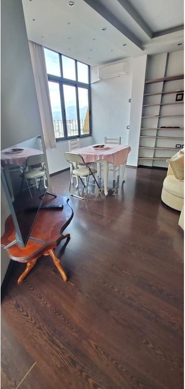 Shitet apartament 3+1+2 në zonën e Selitës, tek Rruga “Rrapo Hekali”.