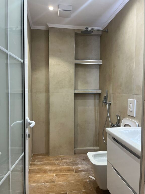 Apartament 1+1 në shitje – Rruga Todi Shkurti, pranë Ish Tregut Elektrik, Tiranë