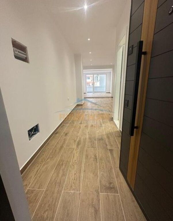 Qera, Ambient biznesi per zyra, Stacioni i Trenit, Tirane.