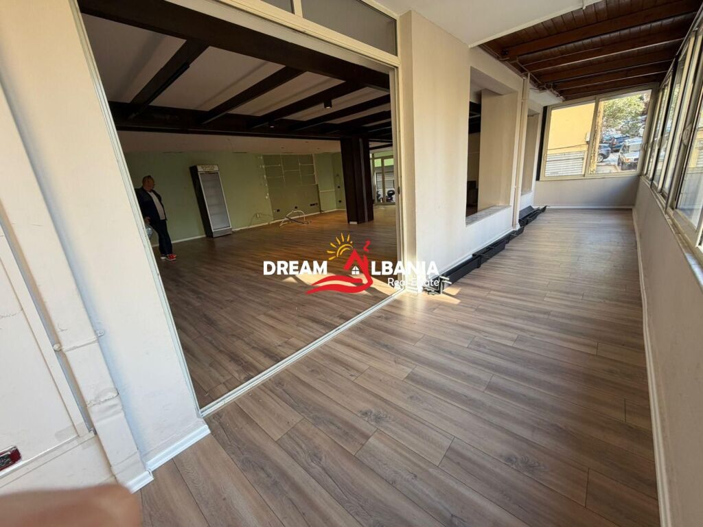 Jepet me qera ambient biznesi dyqan tek Liqeni i Thate, rruga Eduart Mano (ID 42711020)