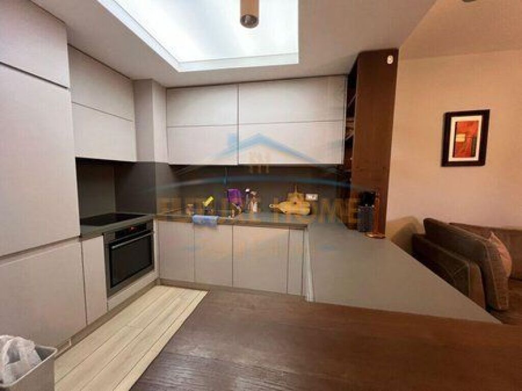 Shitet, Apartament 2+1+2, ish Parku i Autobuzave,Tiranë