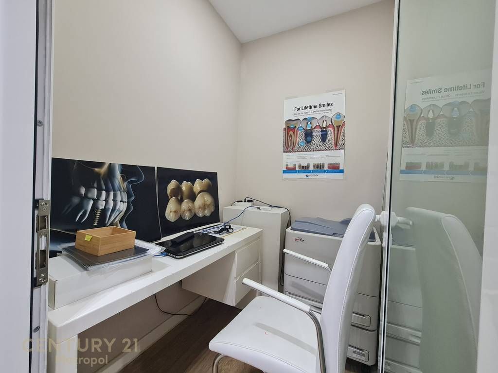 JEPET ME QIRA AMBIENT KOMERCIAL TEK KOMUNA E PARISIT