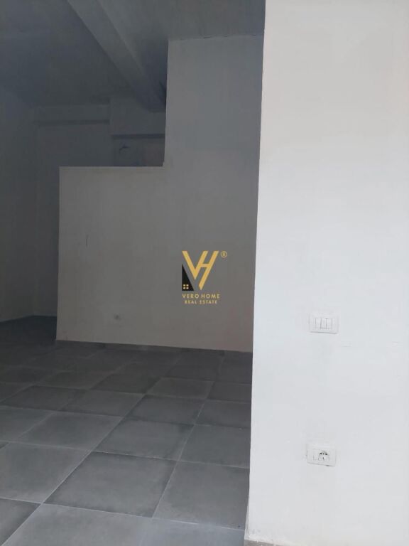 SHOP 54 M2 FOR RENT AT MINE PEZA 800 EURO