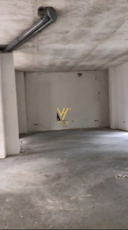 JEPET ZYRE 153 M2 ME QERA TE RRUGA E SALES 3.000 EURO