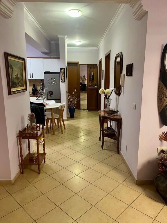 📣 QERA Apartament 2+1 Me 2 Tualete 📍Rruga e "Kavajes", Prane Kishes ✨