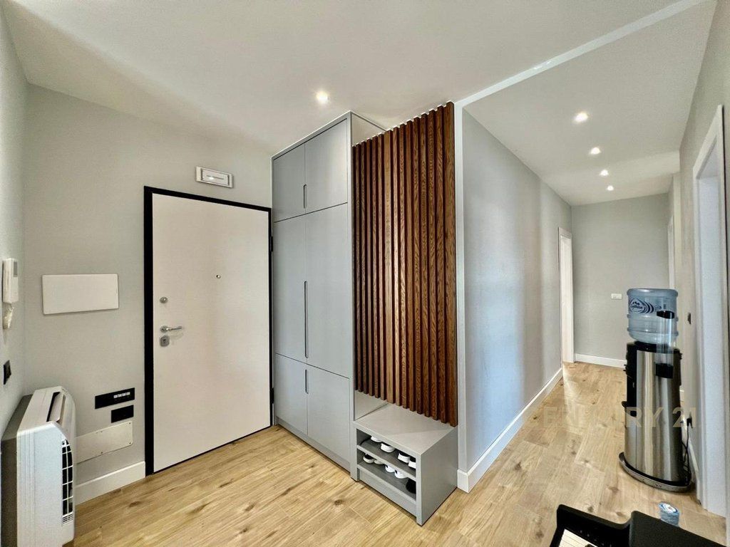 Jepet me qira apartament 3+1+2 në një nga rezidencat më të reja në zonën e Lundrës, pranë TEG