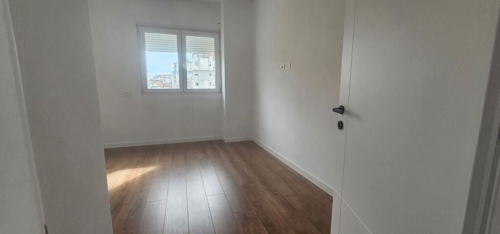 Apartament 3+1+2 per shitje, Pazari i Ri