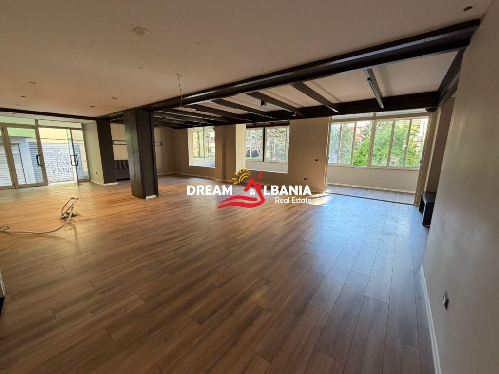 Jepet me qera ambient biznesi dyqan tek Liqeni i Thate, rruga Eduart Mano (ID 42711020)
