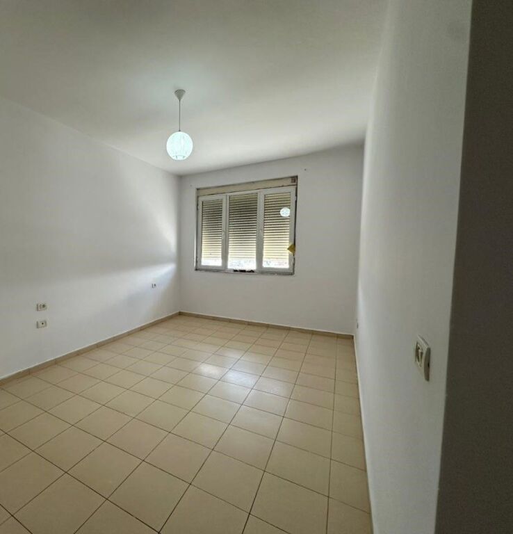 Shitet Apartament 2+1, Kthesa Kamzes