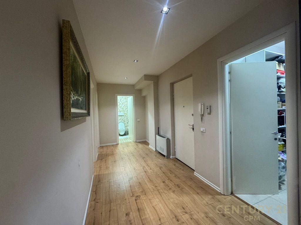 Shitet apartament 2+1+2 në fillim të Kodrës së Diellit,