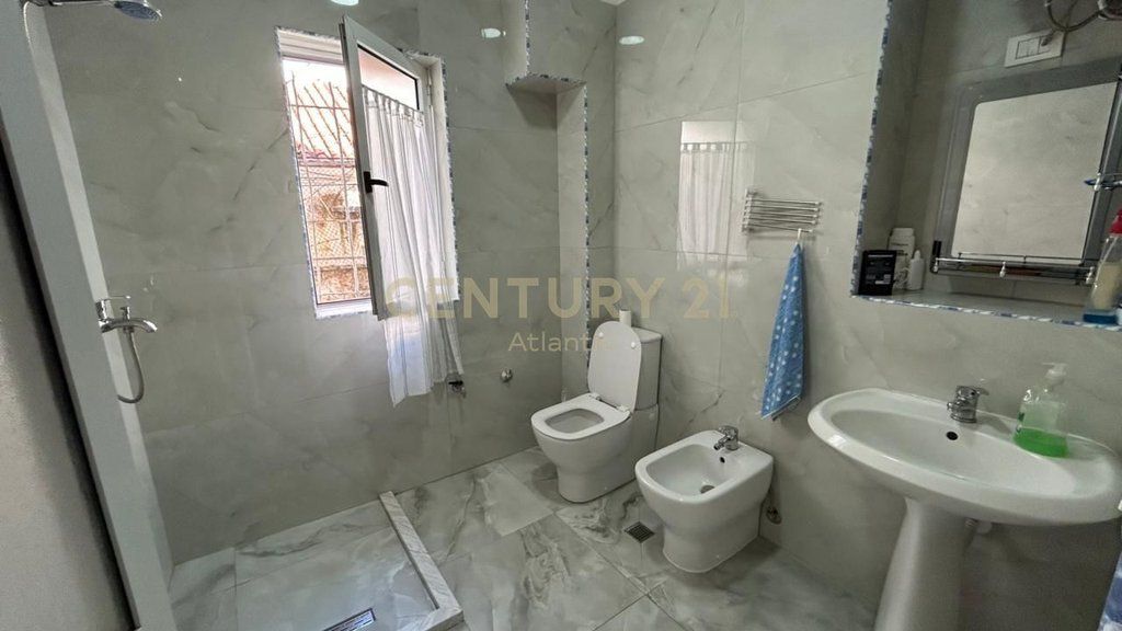 JEPET APARTAMENT 2+1 ME QERA PRANE STADIUMI NE DURRES!