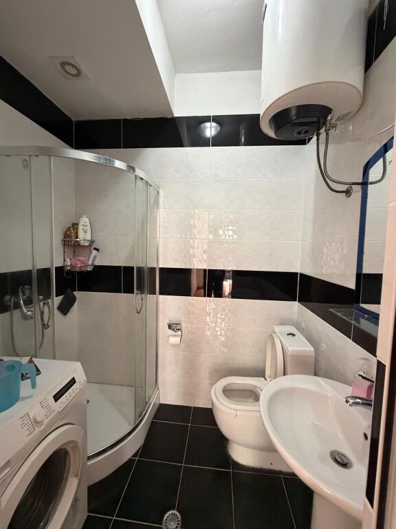 Jepet me qira garsoniere Yzberisht