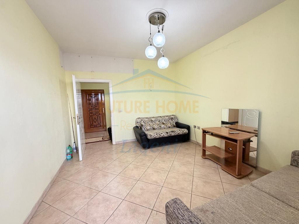 Shitet, Apartament 2+1, Pazari i Ri, Prane Zyres se Punes, Tiranë.