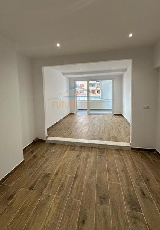 Qera, Ambient biznesi per zyra, Stacioni i Trenit, Tirane.