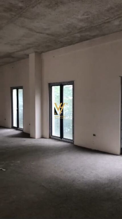 JEPET ZYRE 153 M2 ME QERA TE RRUGA E SALES 3.000 EURO