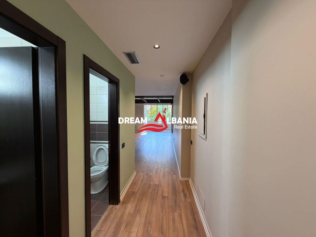 Jepet me qera ambient biznesi dyqan tek Liqeni i Thate, rruga Eduart Mano (ID 42711020)