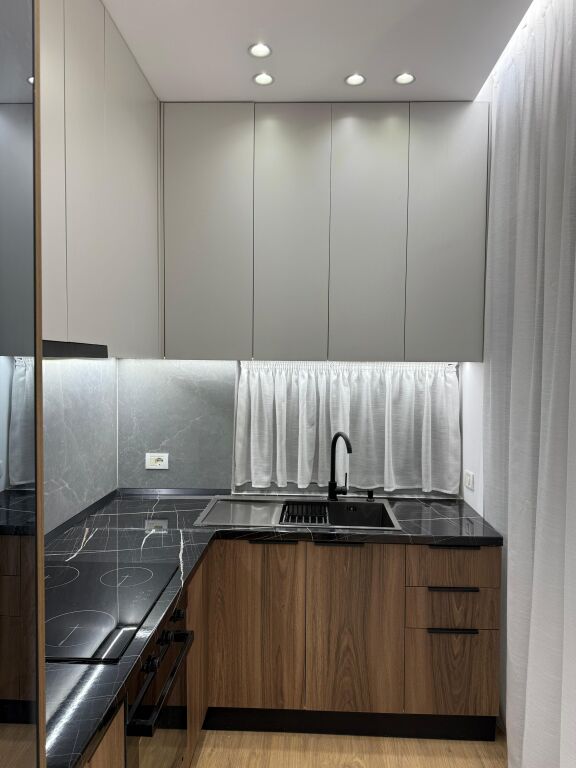 Shitet apartament 1+1 tek Vila L