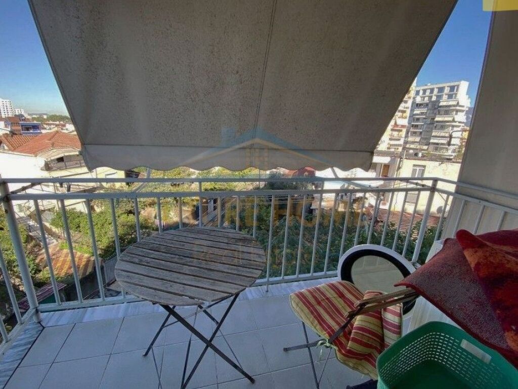 Shitet, Apartament 2+1+2, ish Parku i Autobuzave,Tiranë
