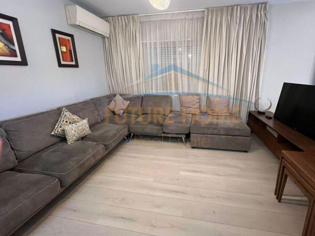 Shitet, Apartament 2+1+2, ish Parku i Autobuzave,Tiranë