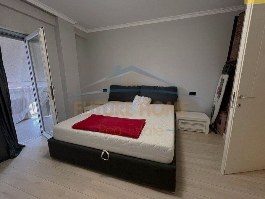 Shitet, Apartament 2+1+2, ish Parku i Autobuzave,Tiranë