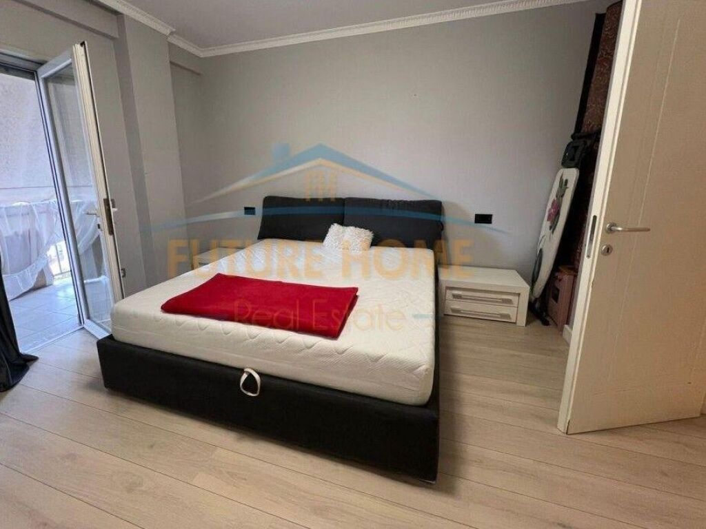 Shitet, Apartament 2+1+2, ish Parku i Autobuzave,Tiranë