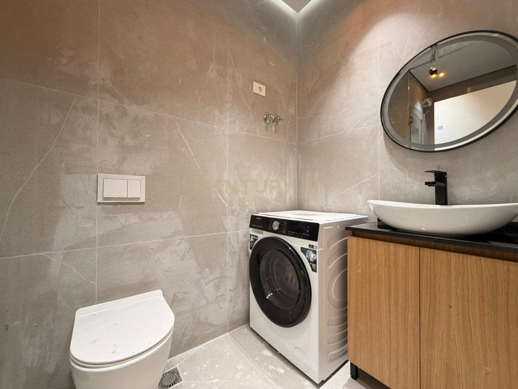 Affittasi appartamento 2+1+2 con posto auto presso Golden Tower, in Via Mine Peza, Tirana