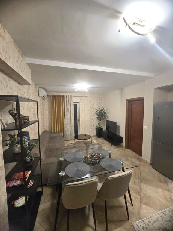 🏢Rruga e Barrikadave,jepet me qera apartament 1+1,i mobiluar. 650Euro