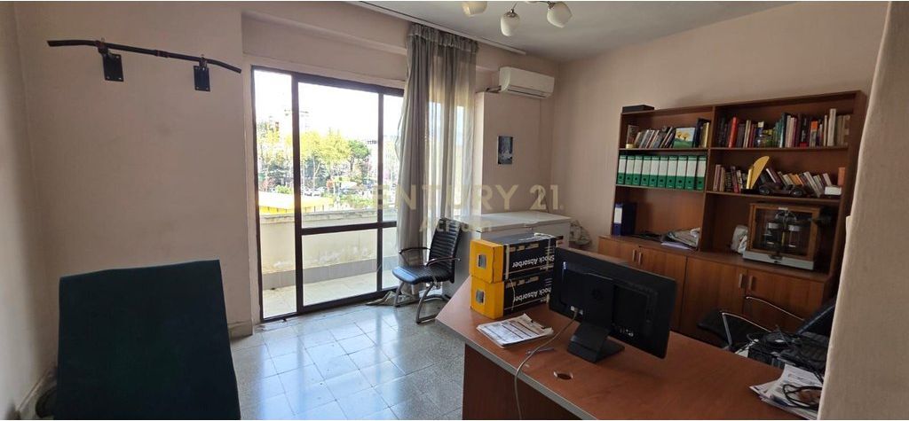 AMBIENT PER ZYRA ME QERA TEK RRUGA E ELBASANIT