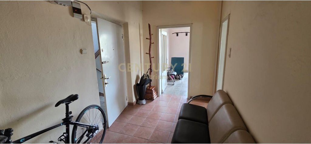 AMBIENT PER ZYRA ME QERA TEK RRUGA E ELBASANIT