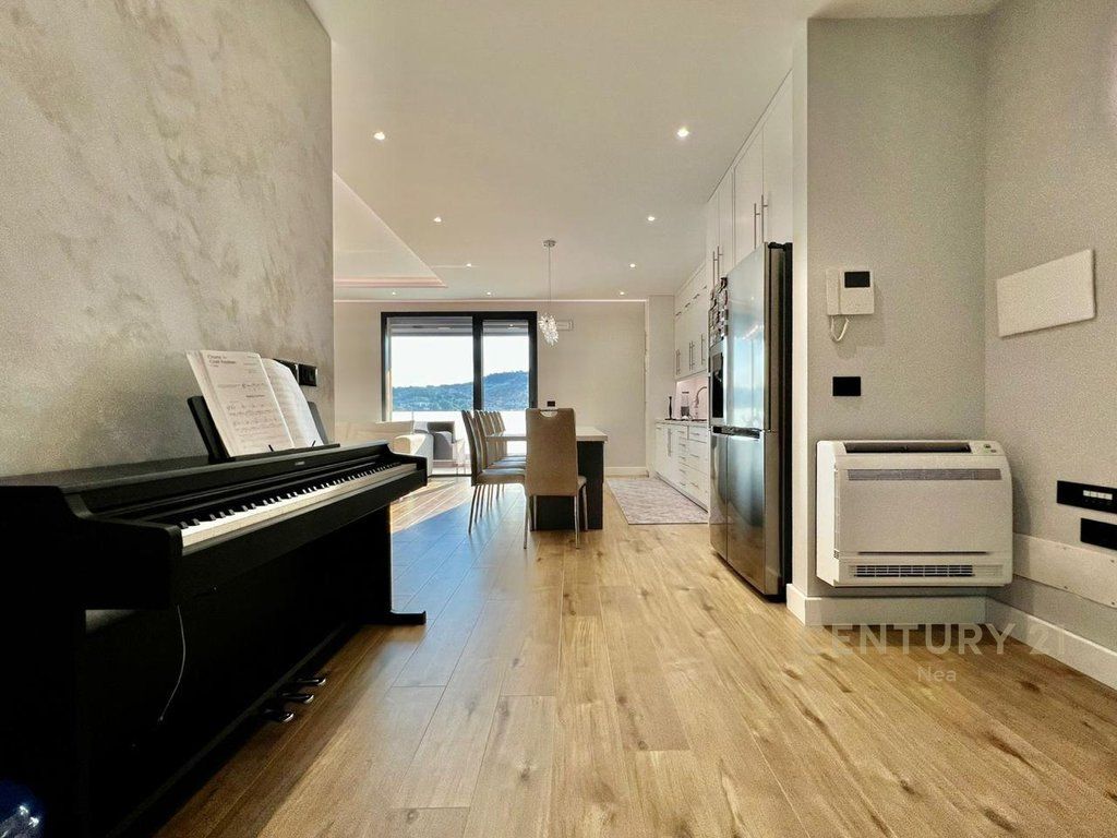 Jepet per qira 3+1+2 në një nga rezidencat më të reja në zonën e Lundrës, shumë pranë TEG