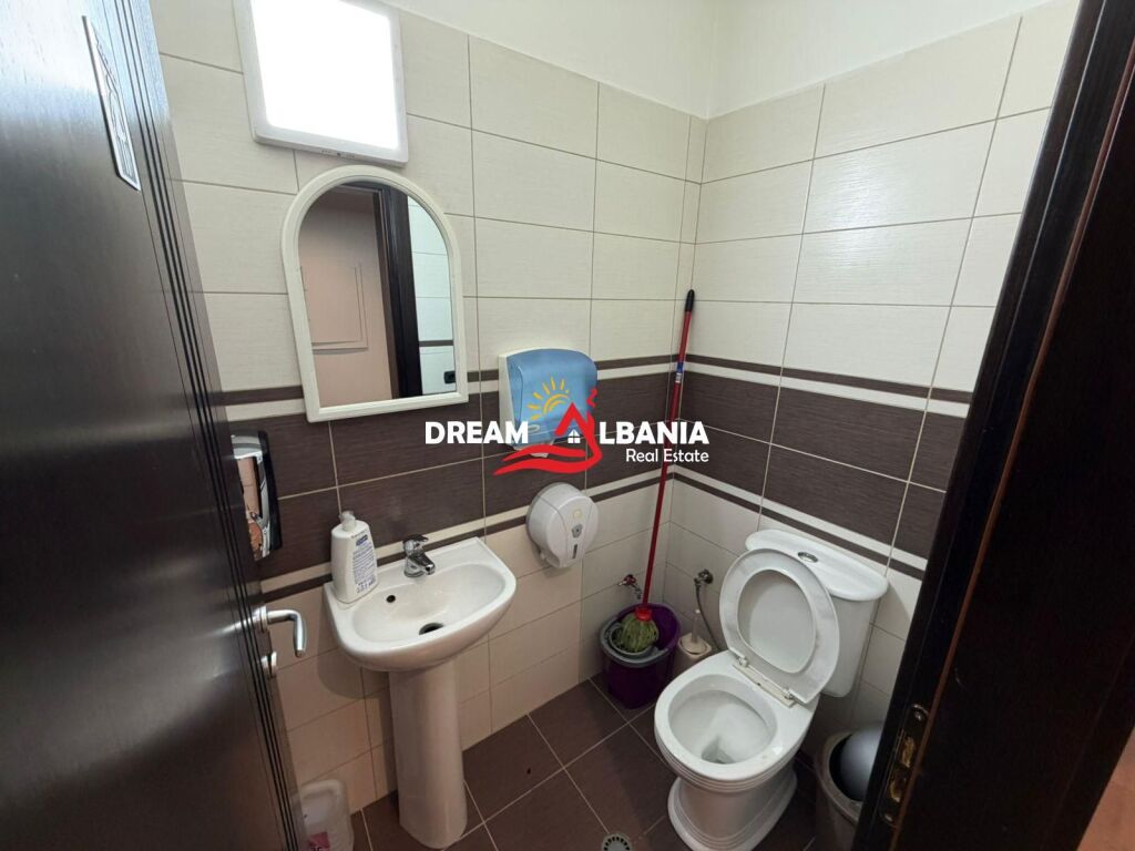 Jepet me qera ambient biznesi dyqan tek Liqeni i Thate, rruga Eduart Mano (ID 42711020)