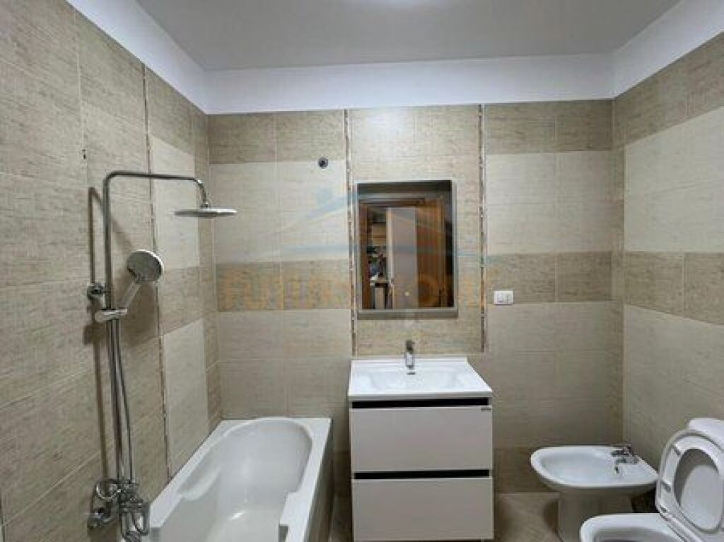 Shitet, Apartament 2+1+2, Stacioni i Trenit, Tiranë