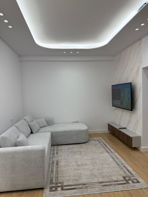 Shitet apartament 1+1 tek Vila L