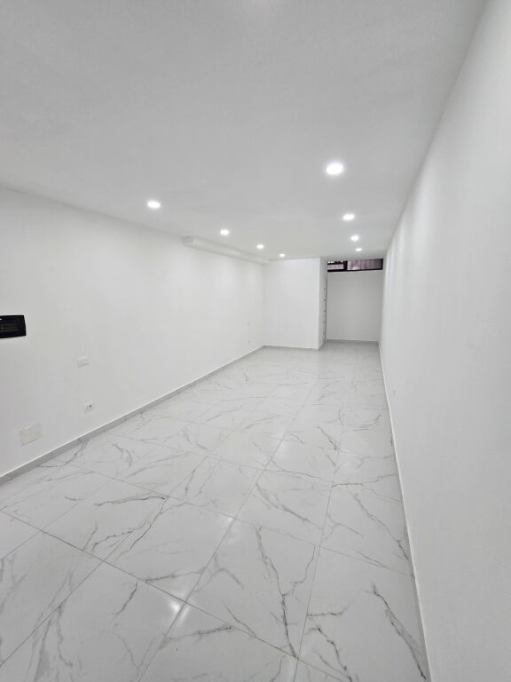 Okazion,dyqan te ish nisheraku,48 m2,95 mije euro