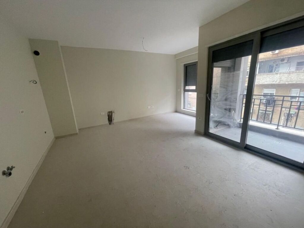 APARTAMENT 1+1 NË SHITJE - SHKOLLA E KUQE / PAZARI RI