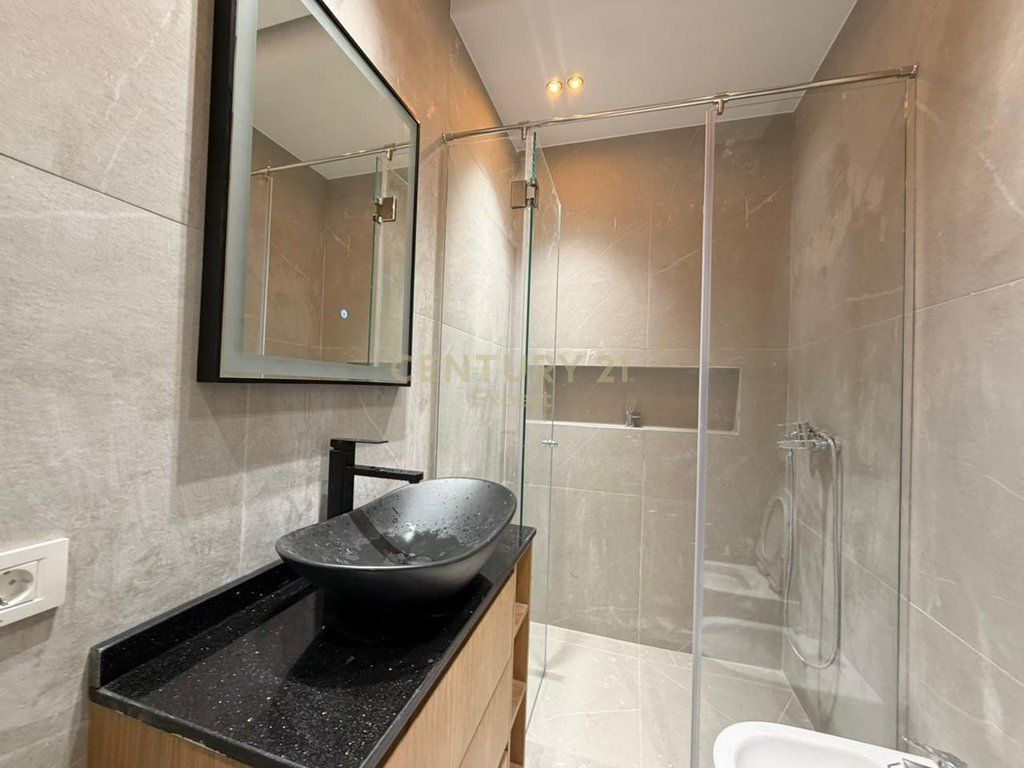 Affittasi appartamento 2+1+2 con posto auto presso Golden Tower, in Via Mine Peza, Tirana