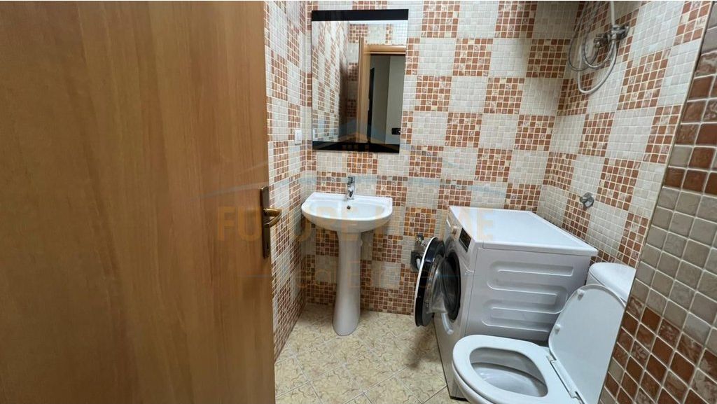 Shitet, Apartament 2+1+2, Stacioni i Trenit, Tiranë