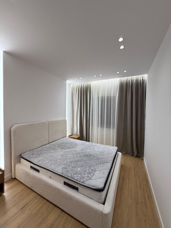 Shitet apartament 1+1 tek Vila L