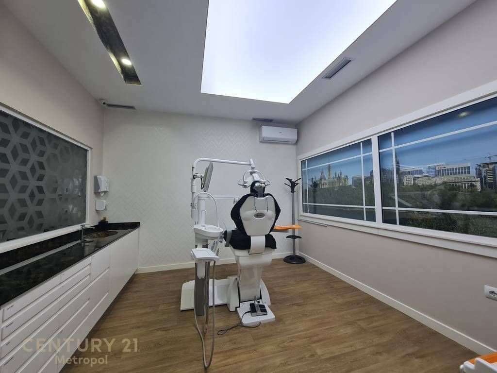 JEPET ME QIRA AMBIENT KOMERCIAL TEK KOMUNA E PARISIT