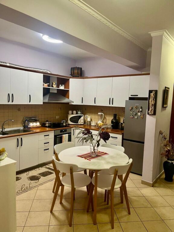 📣 QERA Apartament 2+1 Me 2 Tualete 📍Rruga e "Kavajes", Prane Kishes ✨