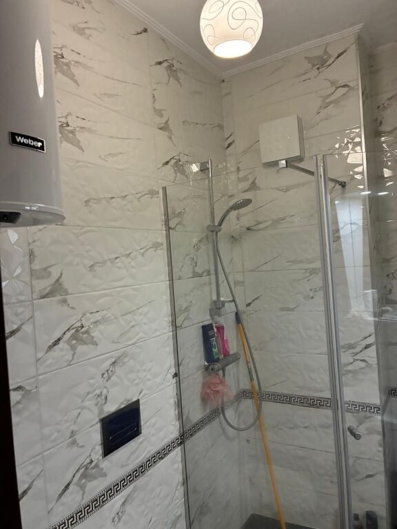 Jepet me qira 1+1 – 21 Dhjetori, Rruga Frosina Plaku  Apartament 1+1, 71 m², kati i parë banim në pallat me 2 ashensorë. 📍 Vendndodhje e mirë dhe e aksesueshme.  💶 Qira: 500 €/muaj ❗ Administrimi, dritat dhe uji paguhen veçmas.