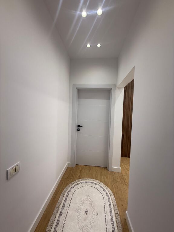 Shitet apartament 1+1 tek Vila L