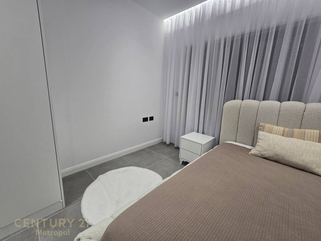 Affittiamo appartamento moderno 3+1+2 alla Residenza Kodra e Diellit!