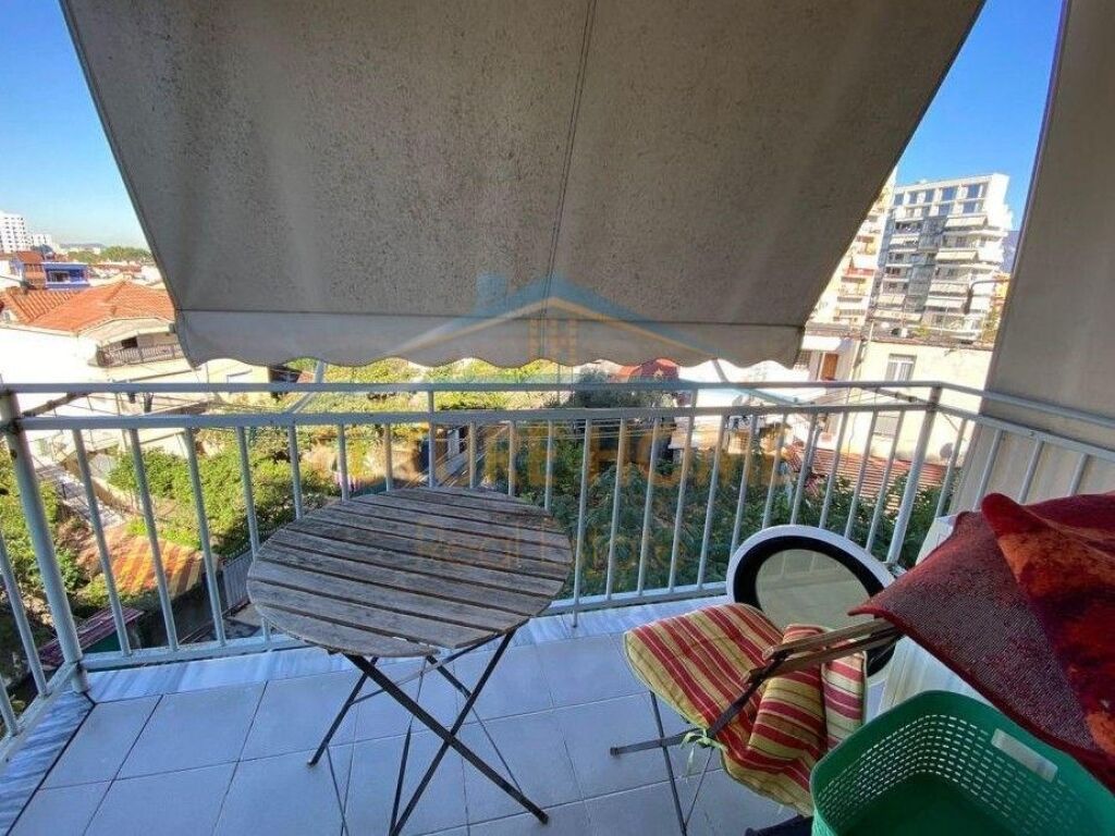 Shitet, Apartament 2+1+2, ish Parku i Autobuzave,Tiranë