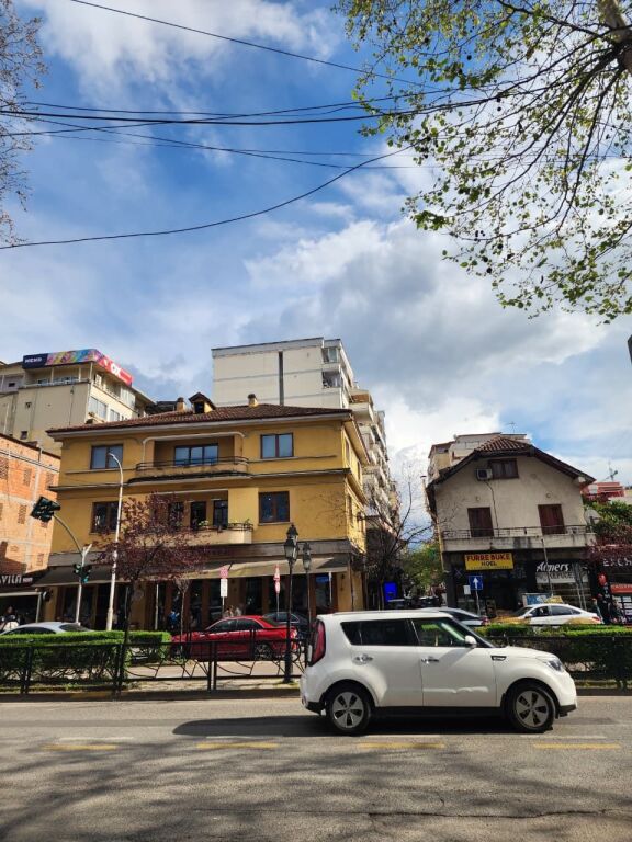 🤩Shitet : 2+1+2🚾 &amp; Ballkon Gjigand!! 📍( Myslym Shyri - Mulliri Vjetër/Rr. Islam Alla) 400m nga Sheshi Skëndërbe 122m², Kati 4, Orientim Lindje, Çmimi 297.000€ ✨️